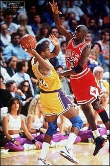   1990-1991�������ǵ�ƽ��ÿ����������31.5�֣���ó�����MVP�����ǵ��������£���ţ��һ��ɱ�뵱���NBA�ܾ���������4-1����&ldquo;ħ��ʦ&rdquo;Լ��ѷ����ĺ��˶ӣ��ǵ�����Ҳ����Ϊ�ܾ�����MVP��