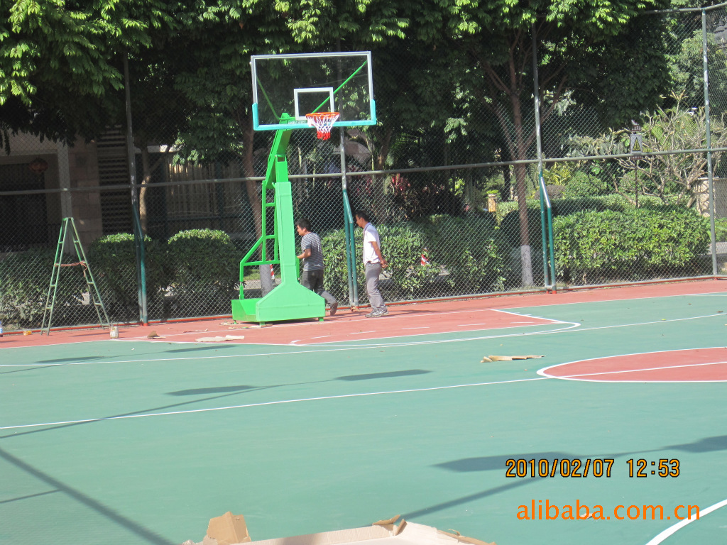 配有防撞套篮球架
