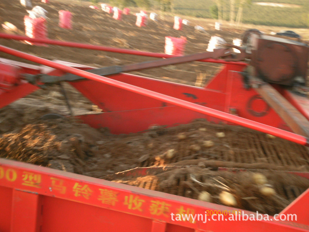 萬燁農機專業供應最新款4U2-2000型馬鈴薯收獲機