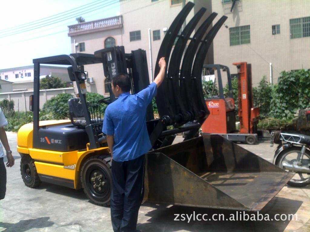 长期供应废铁专用带耙倾翻铲斗等叉车属具