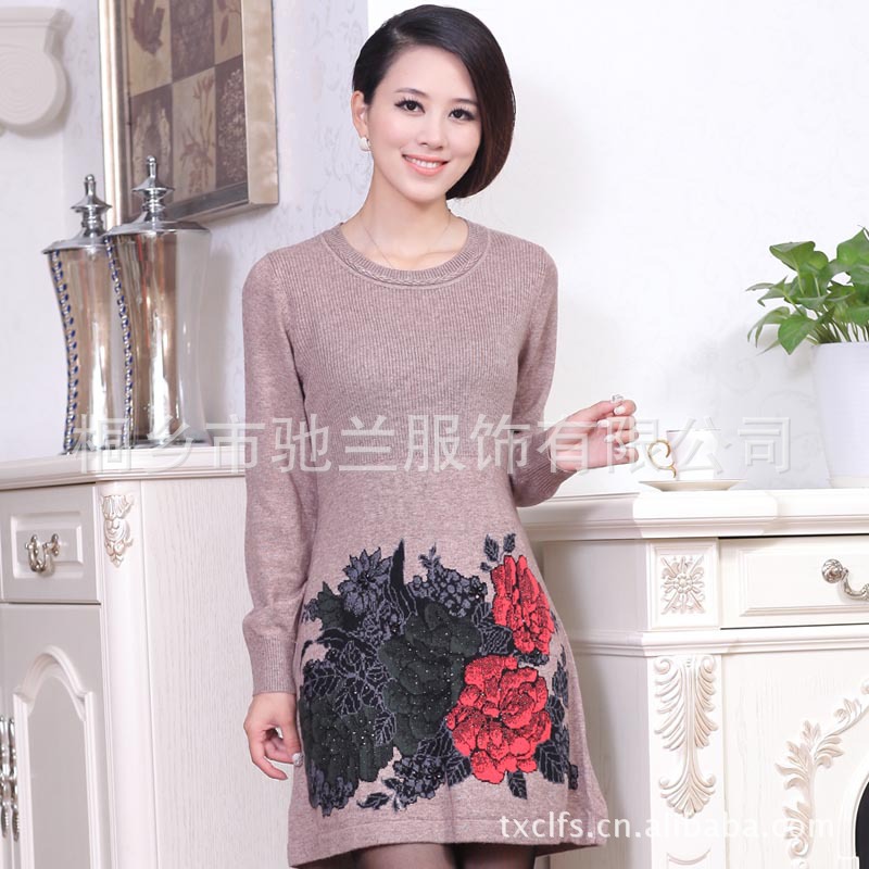 2012秋冬新款韩版女装圆领下摆大红玫瑰装饰中长款女式羊毛衫