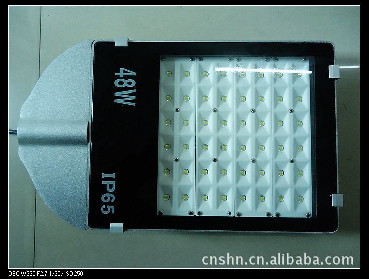 泛光灯路灯通用 东莞LED灯具厂家供应30W LED太阳能路灯,时控功率,自动切换功率