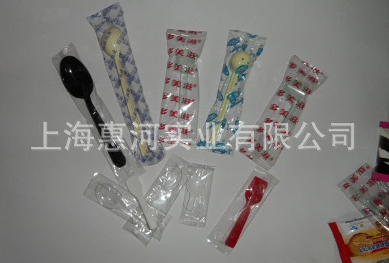 厂家直销奶粉勺子包装机 一次性餐具包装机 纸巾勺子枕式包装机