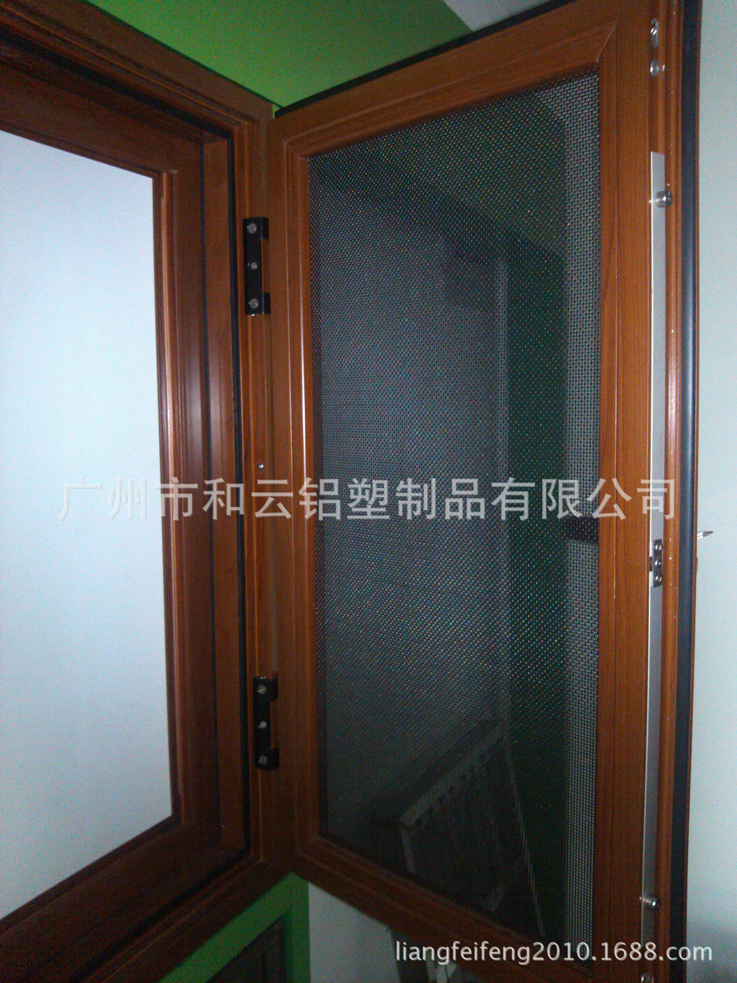 66系列防盗单平开窗 木纹色