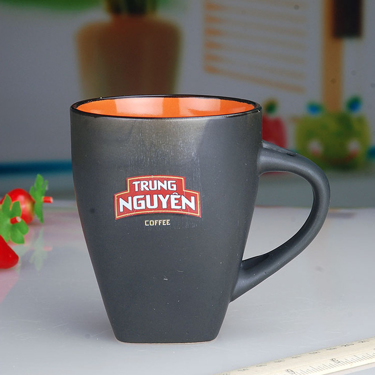 新款哑光双色釉带勺马克杯 外黑内彩陶瓷杯 糖果色