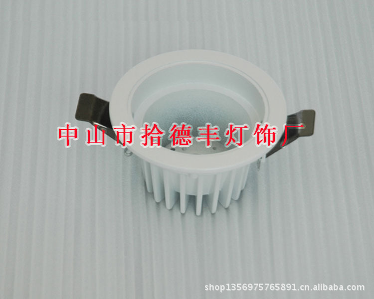 2.5压铸筒灯后杯上正面