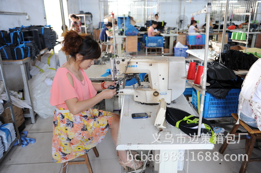 礼品袋加工厂 义乌化妆包 特价书包 工艺品收纳袋 平车踩线加工图片_4