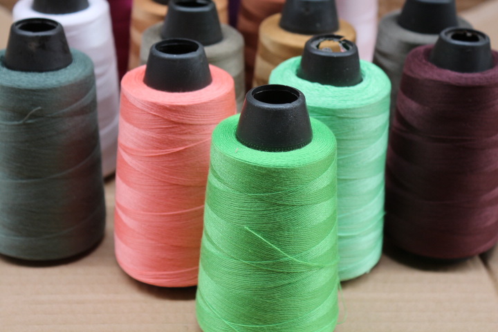 公司专业生产高质量缝纫线,402棉线,涤纶线,服装线,sp棉线