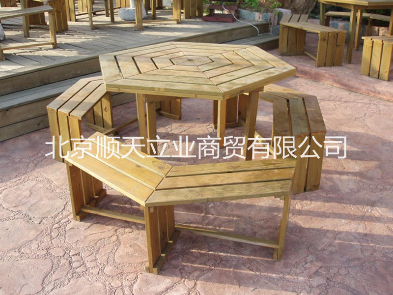 六角桌椅2600元每套_副本