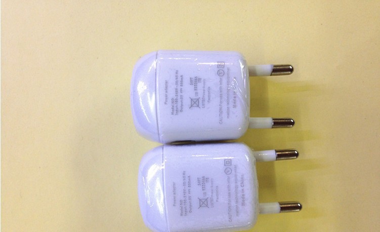 将机器和生产线集成在一起很方便. 将移动电源与充电线相连.