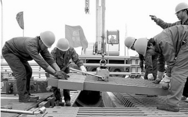 齿板 伸缩缝安装