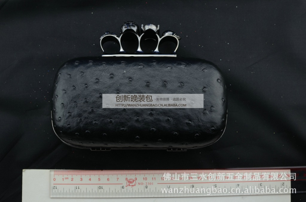 2013年新款热销四指鬼头硬盒包晚宴包