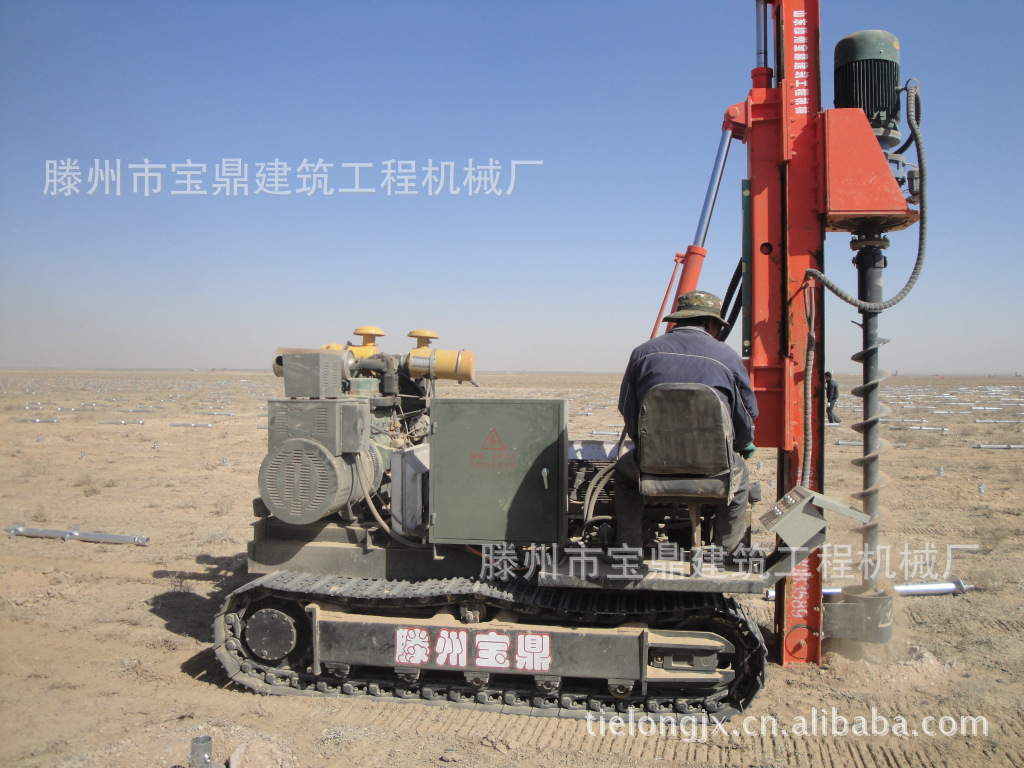 太阳能履带打桩机工作现场