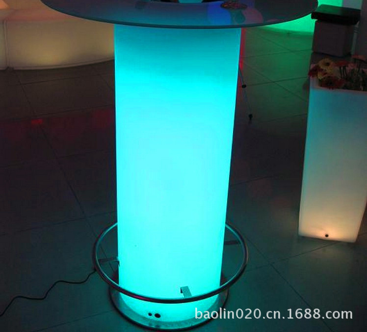 蓝色发光圆柱