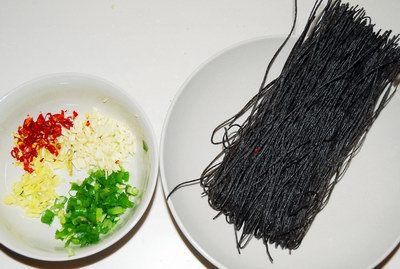 蕨根分布于陕西汉中,四川九寨沟,平武等一带深山,天然野生无污染,蕨根