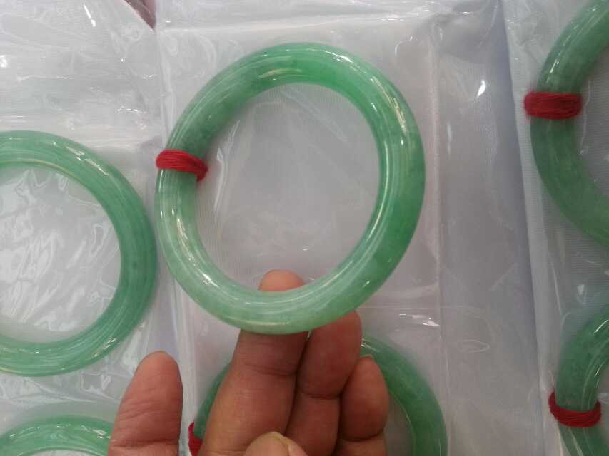 满色种非常漂亮品相好种质色超好手镯翡翠