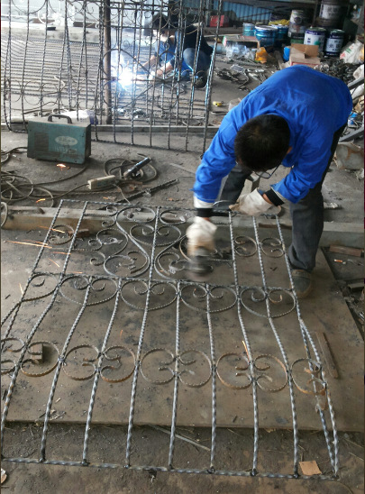 铁艺防盗窗打磨1