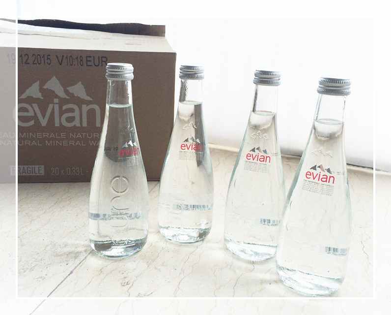 法國(guó)Evian依云正品 純天然礦泉水健康 330ml*24支 玻璃瓶 可批發(fā)