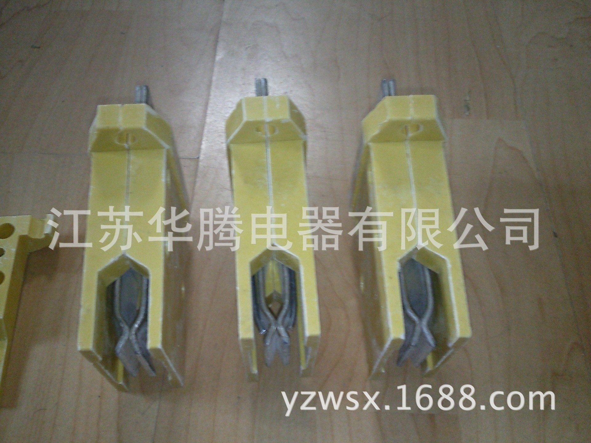 独立型母线槽插接件