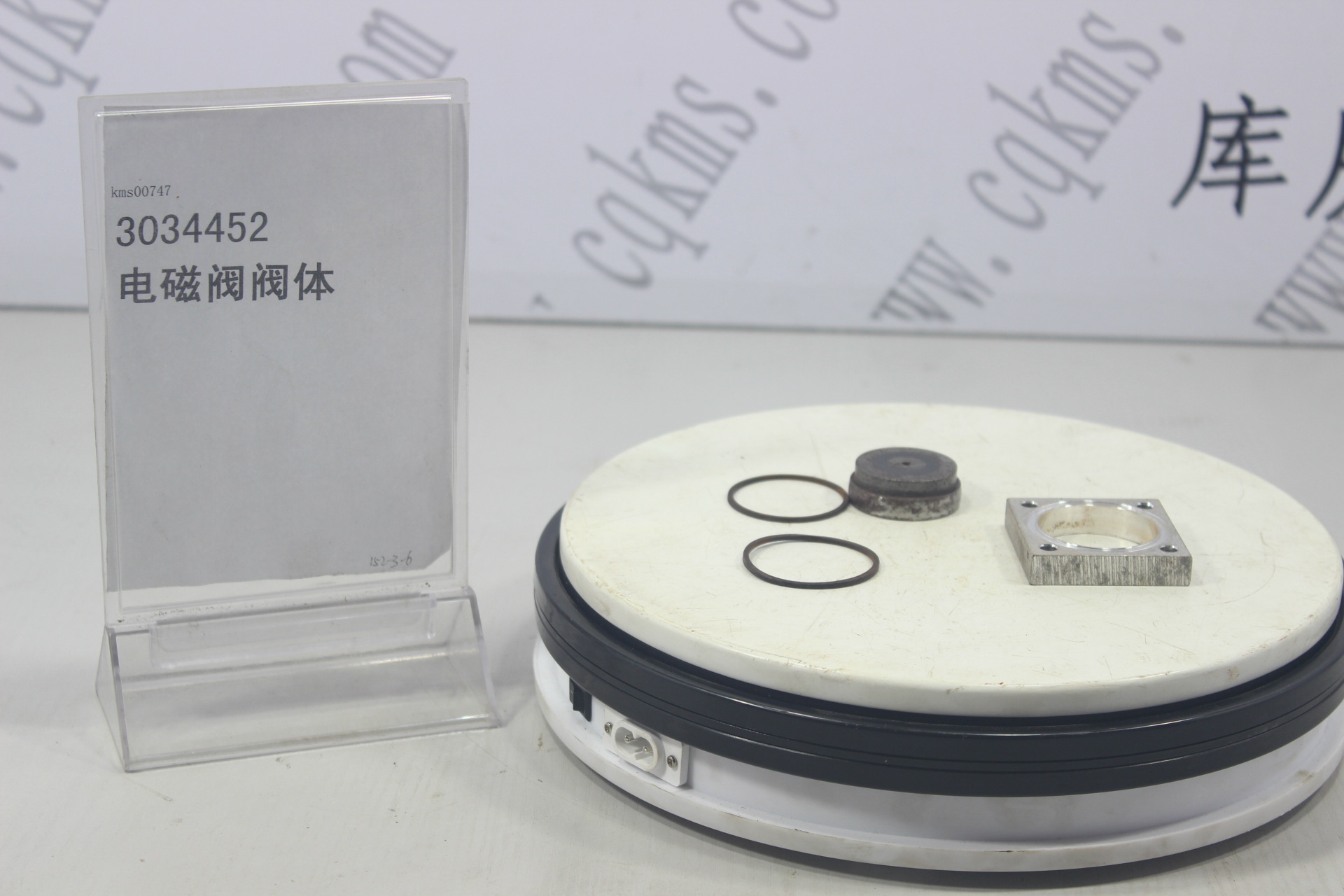 kms00747-3034452-电磁阀阀体-用于N14康明斯发动机-N14-参考规格底长宽4.6cm,底孔径0.4cm,几个孔径分别0.9cm,0.9cm,0.7cm-参考重量0.15kg-0.15kg图片2