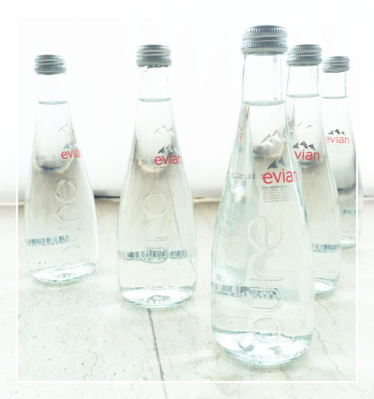 法國(guó)Evian依云正品 純天然礦泉水健康 330ml*24支 玻璃瓶 可批發(fā)