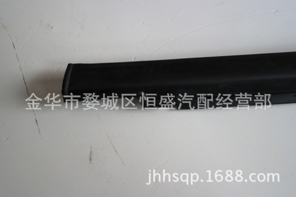 羚羊前门外压条左?1CM (1)