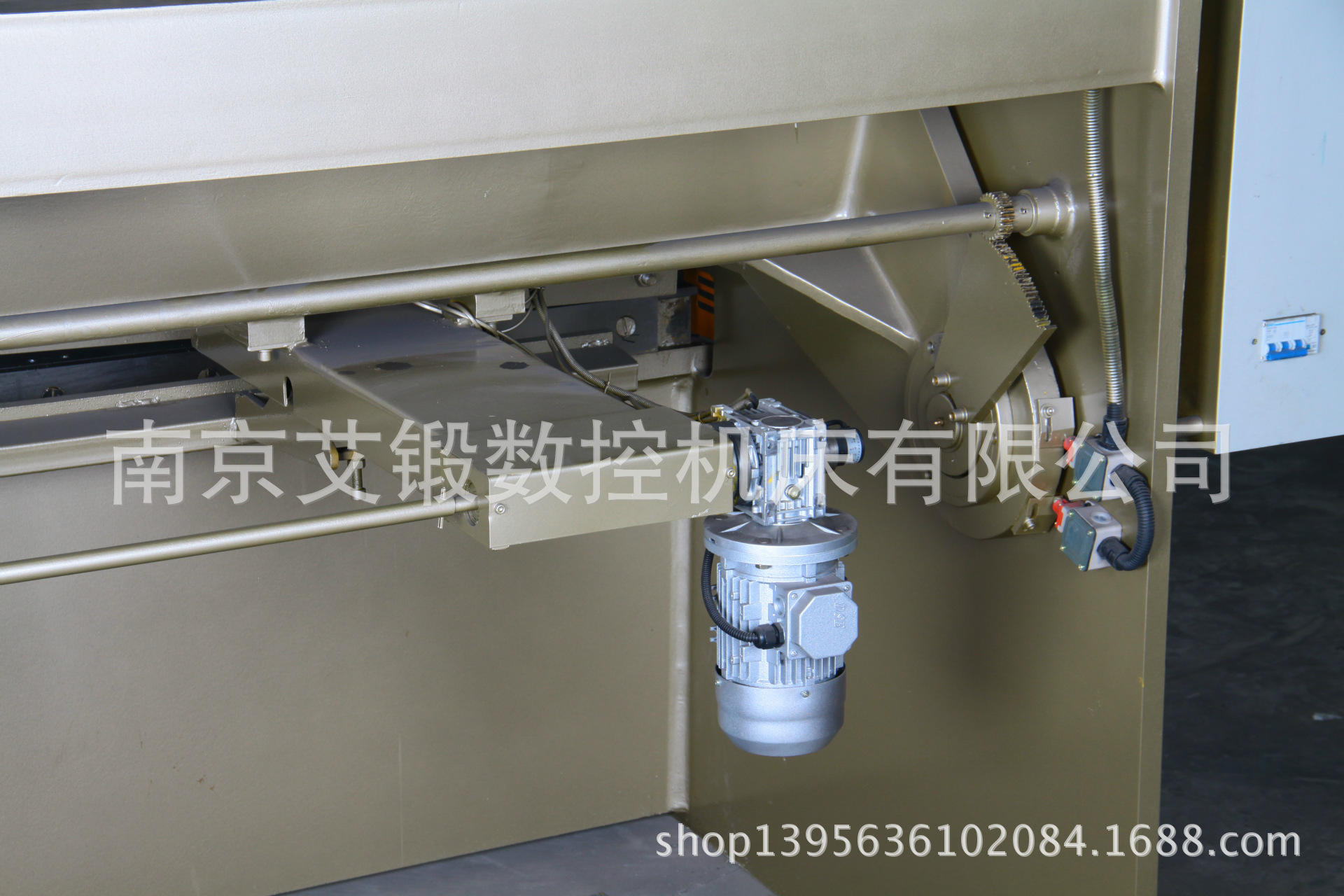 剪板机后档料采用滚珠丝杆直线导轨控制，精度在15S以内