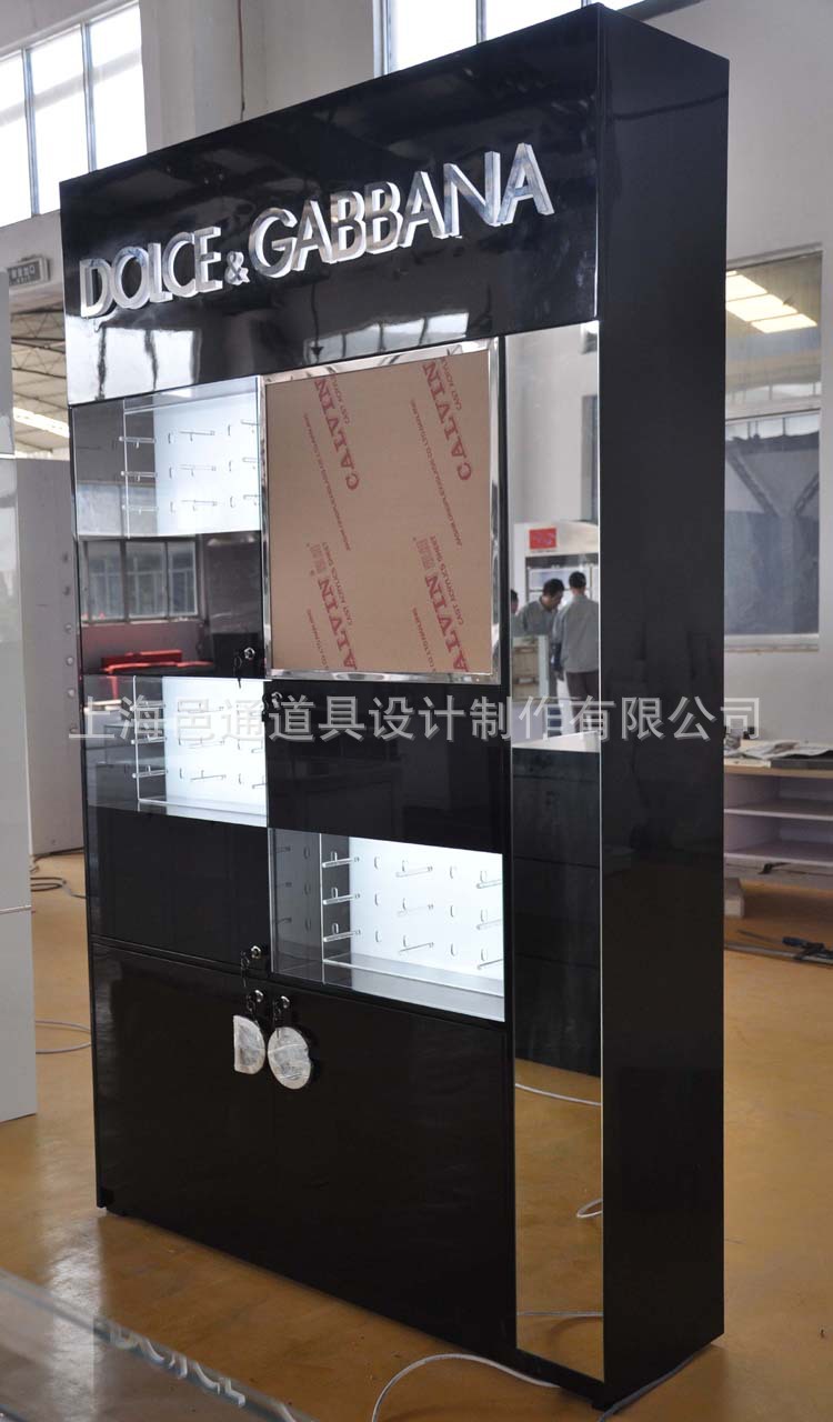 产品中心 服装展示道具 > 橱窗道具- 珠宝展示柜道具-高端品牌木质