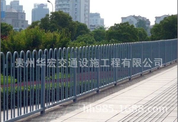 灰色喷塑人行道护栏