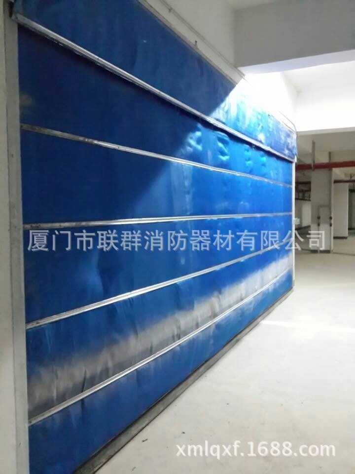 防火卷帘门后面