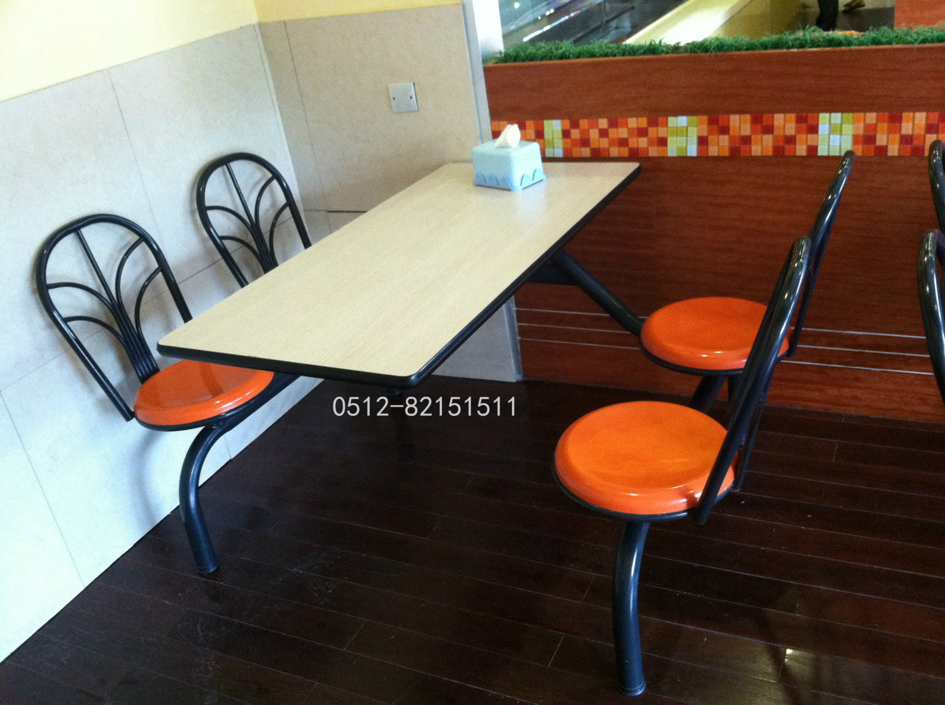 江苏苏州厂家直销批发定做四人位连体快餐桌椅组合