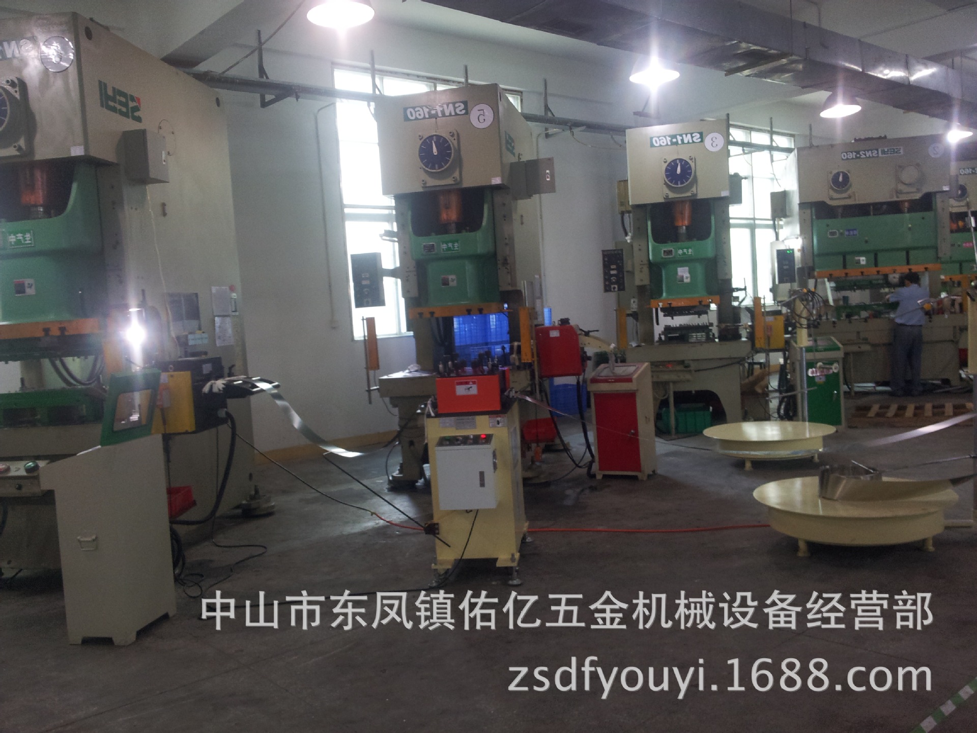 电子圆盘+精密整平+NC电脑送料机生产现场