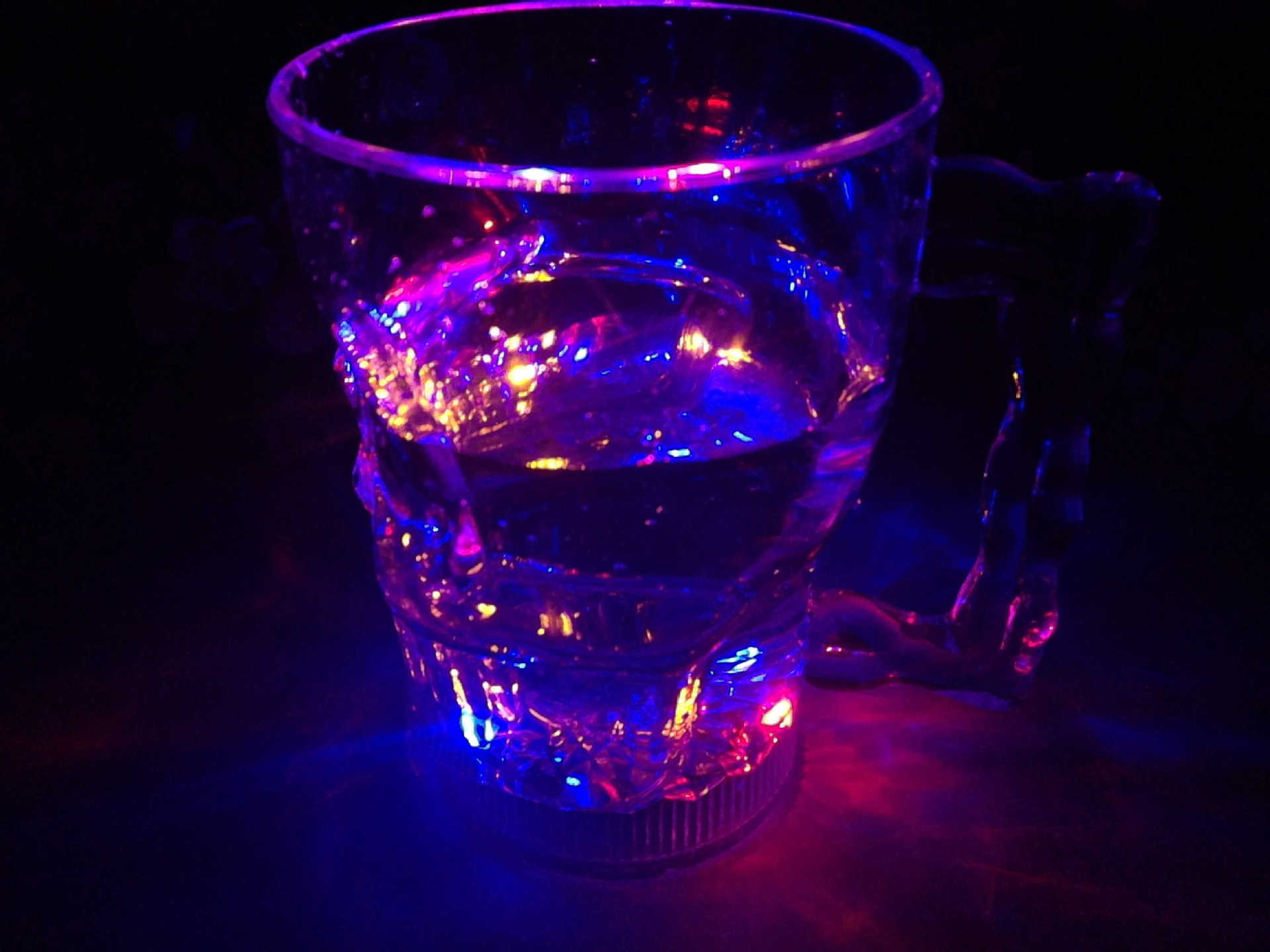 水感应骷髅杯 倒水就亮 闪光酒杯 led发光杯 酒吧ktv夜店用品批发