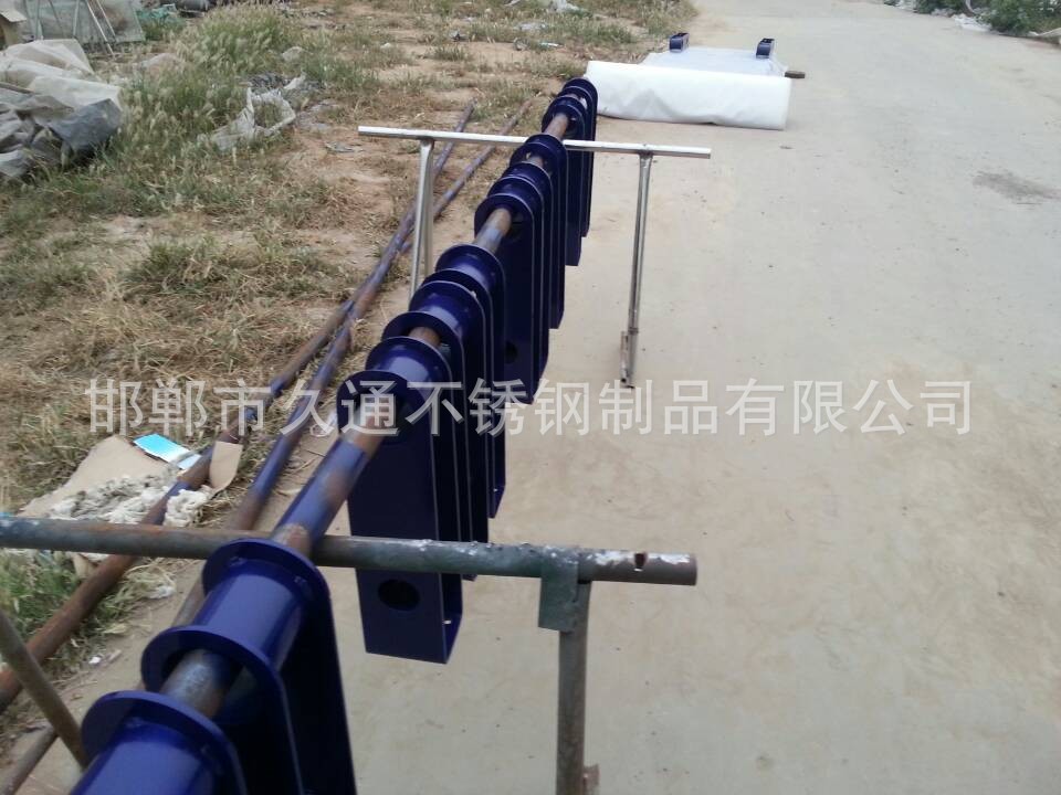 热销供应 铸钢高速护栏立柱 可按客户要求定制