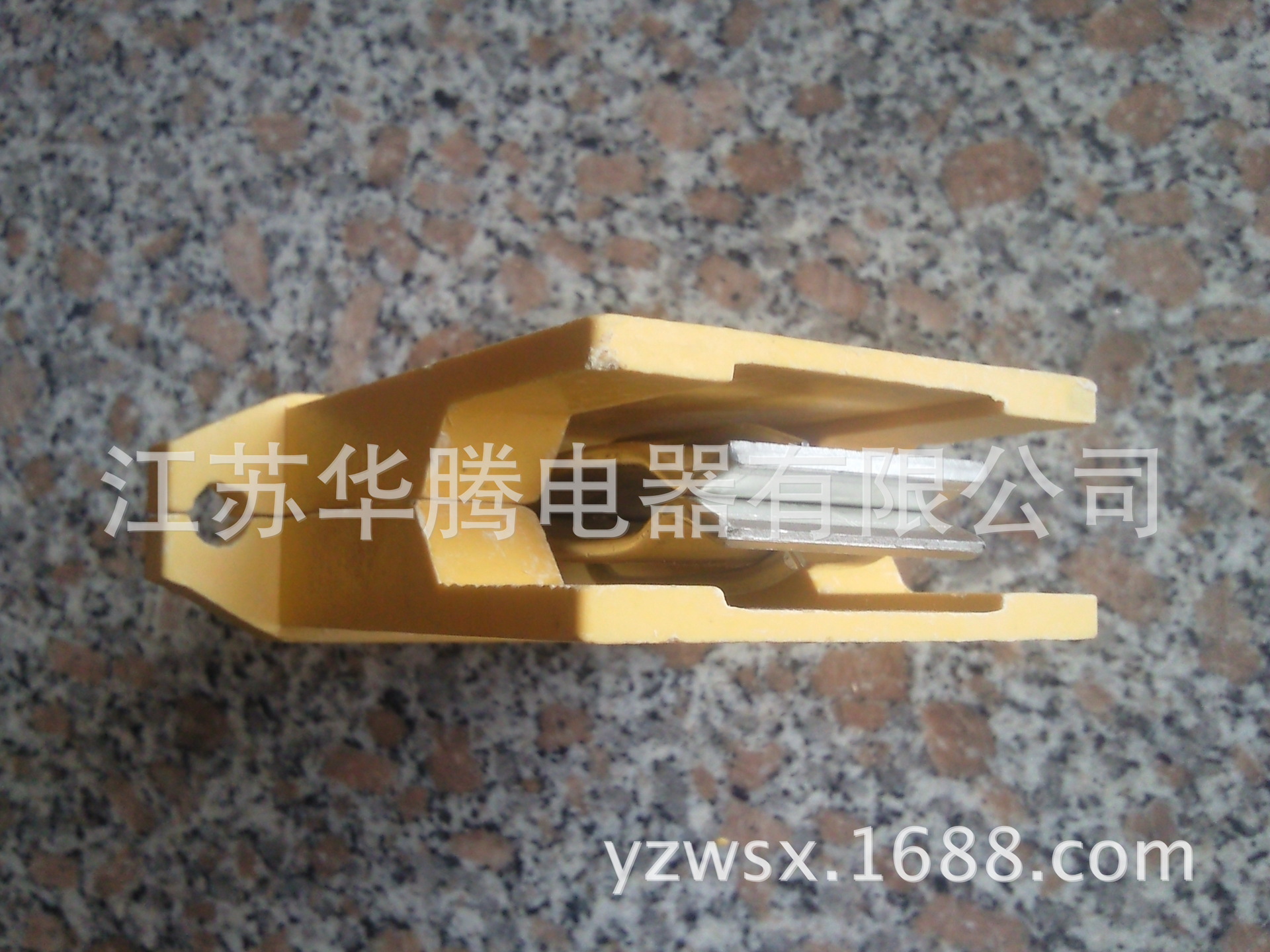 独立型母线槽插接件