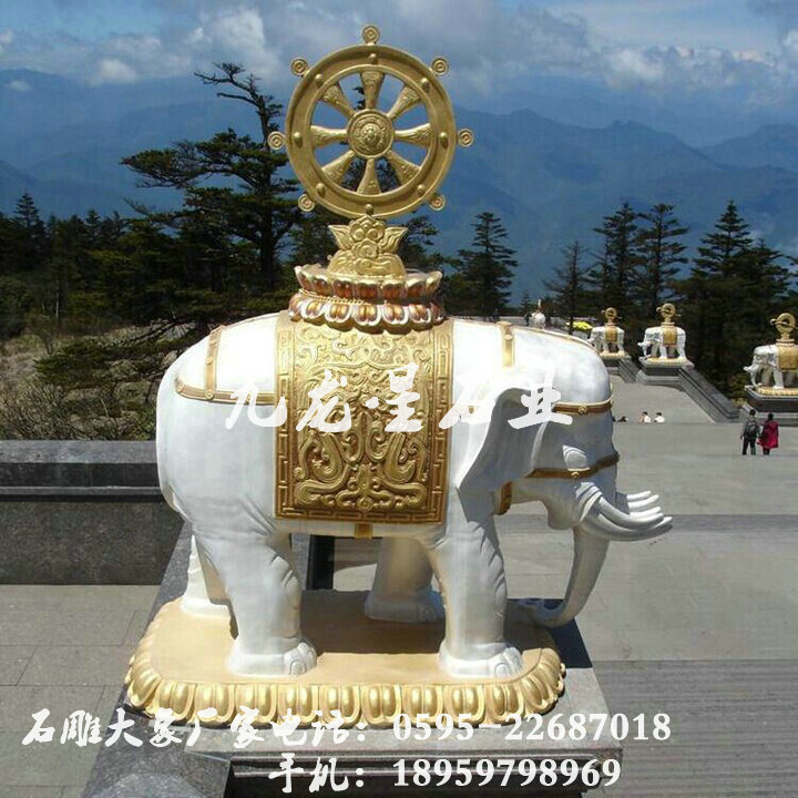 以下为您展示的是:石雕六牙白象,为峨眉山金顶华藏寺的标志性雕刻之一