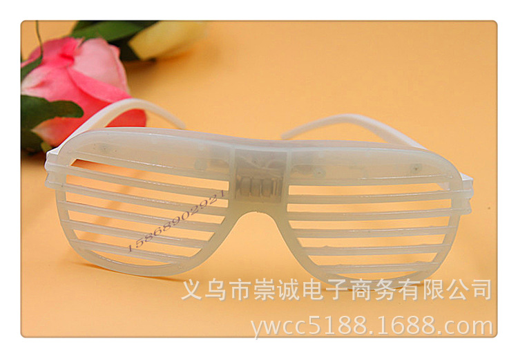 百叶窗眼镜白色