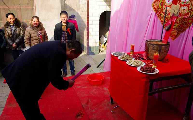 农村的习俗,进门要先祭奠祖先,给祖先通个气,表示家里又多了