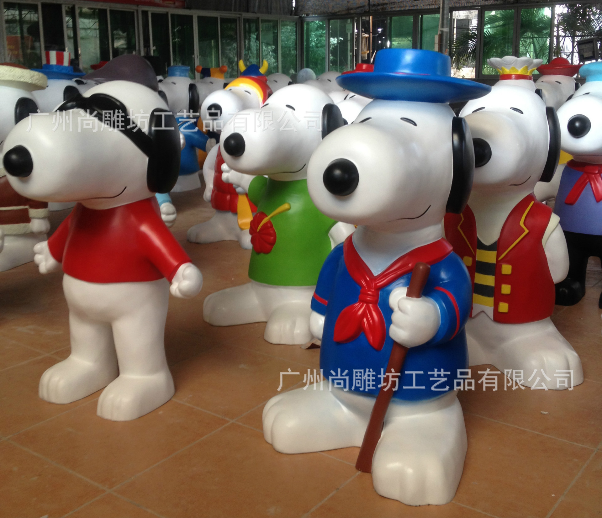 广州卡通雕塑 树脂雕塑史努比狗 动物卡通雕塑玻璃钢大型景观