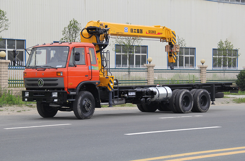 东风153平头随车吊国四6x4驱动12吨直臂后八轮随车起重运输车