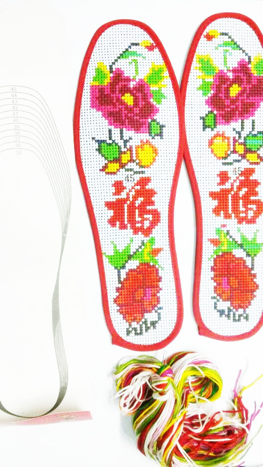喜庆用品,厂家直销   亲们注意:本鞋垫不是针孔鞋垫哦是4层十字绣布