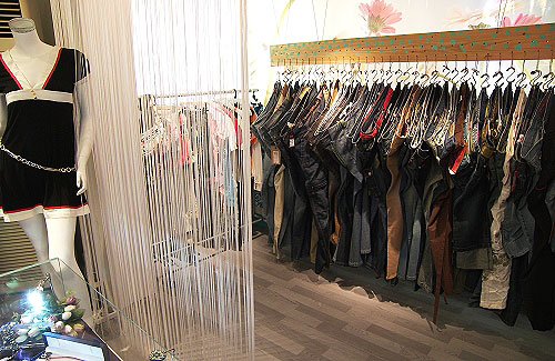 服装店铺陈列实拍图 地中海式风格让人眼前一亮