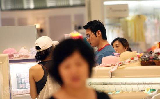 鲍蕾小腹凸显购婴儿用品 陆毅相随 我爱我家 时尚楼市 明星家居 家居日用