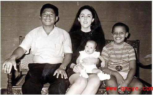 图解:  图为奥巴马与母亲,继父,同母异父的妹妹玛雅