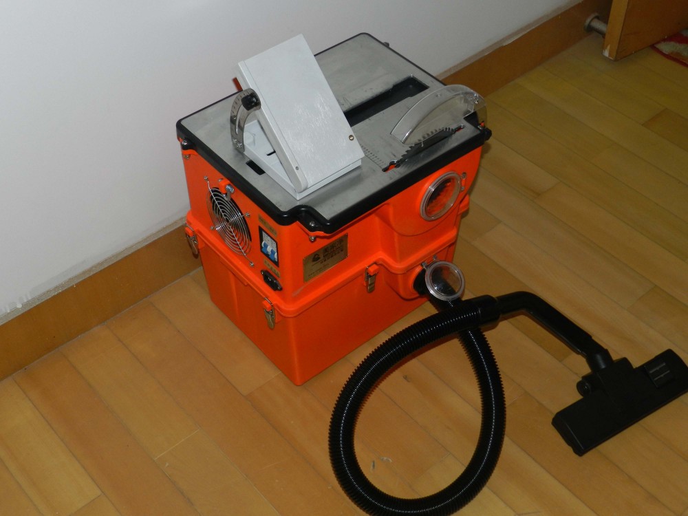 地板无尘锯 材质:尼龙外壳 铝合金台面   容尘量:一次切割地板可达300