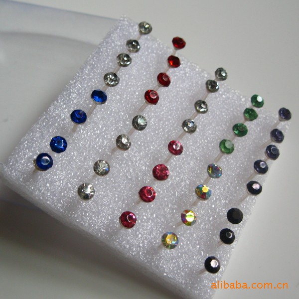 小额批发零售彩色水钻防过敏塑料耳钉 直径4mm 配耳塞 每盒20对