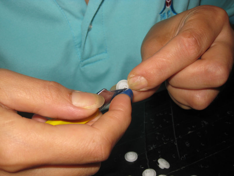 塑料加工:齿轮修毛刺