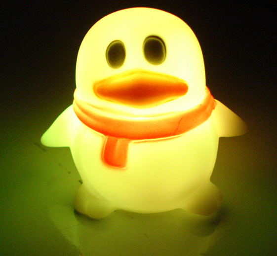 七彩qq小夜灯 义乌小夜灯厂家直销 企鹅七彩小夜灯 新奇地.