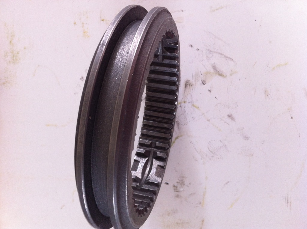 目前全部同步式变速器上采用的是惯性同步器,它主要由接合套,同步锁环