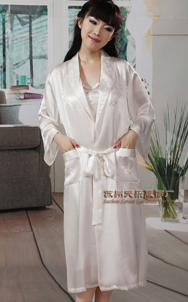 高档真丝白色素绣睡袍吊带二件套